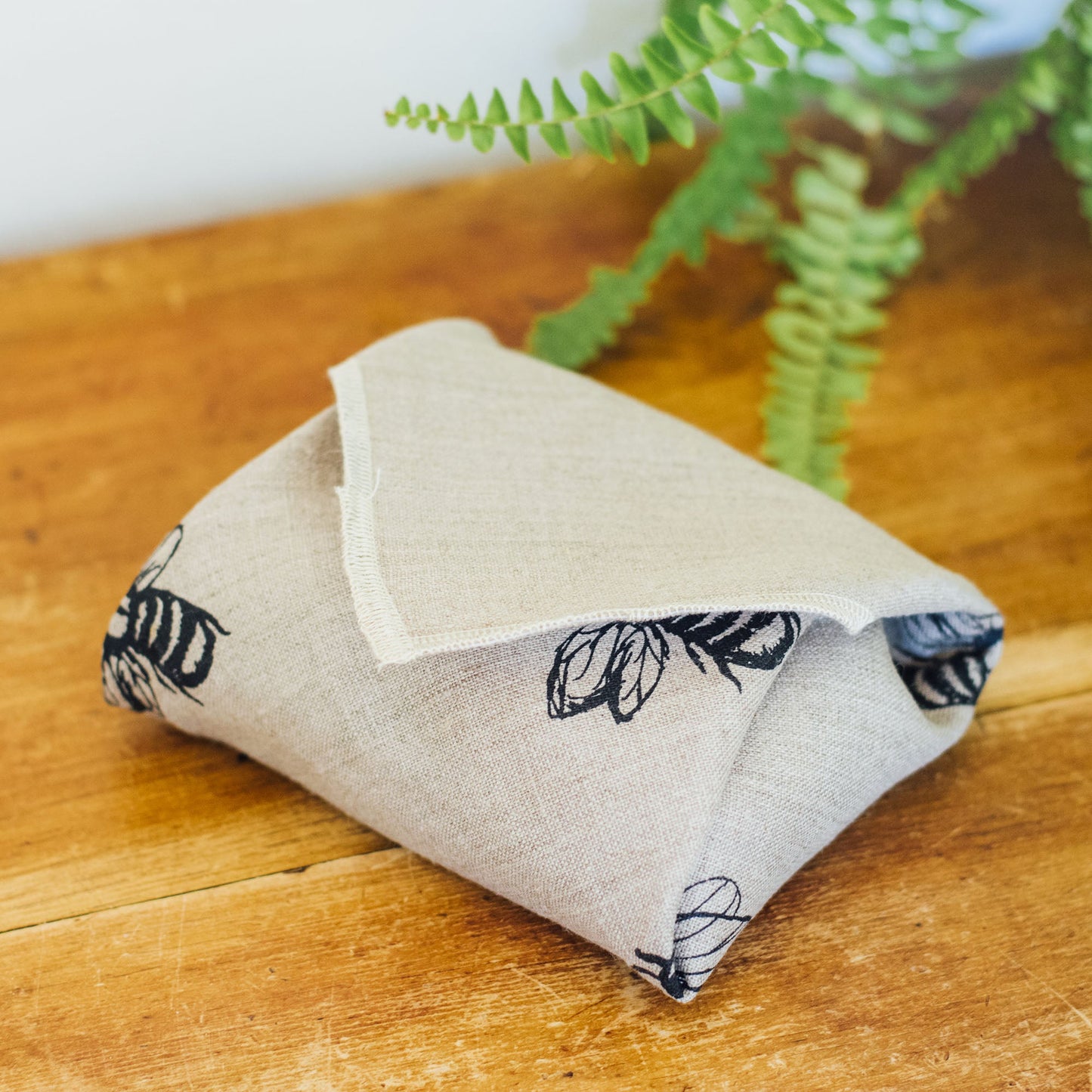 HELEN-ROUND-Bee-Linen-Sandwich-Wrap