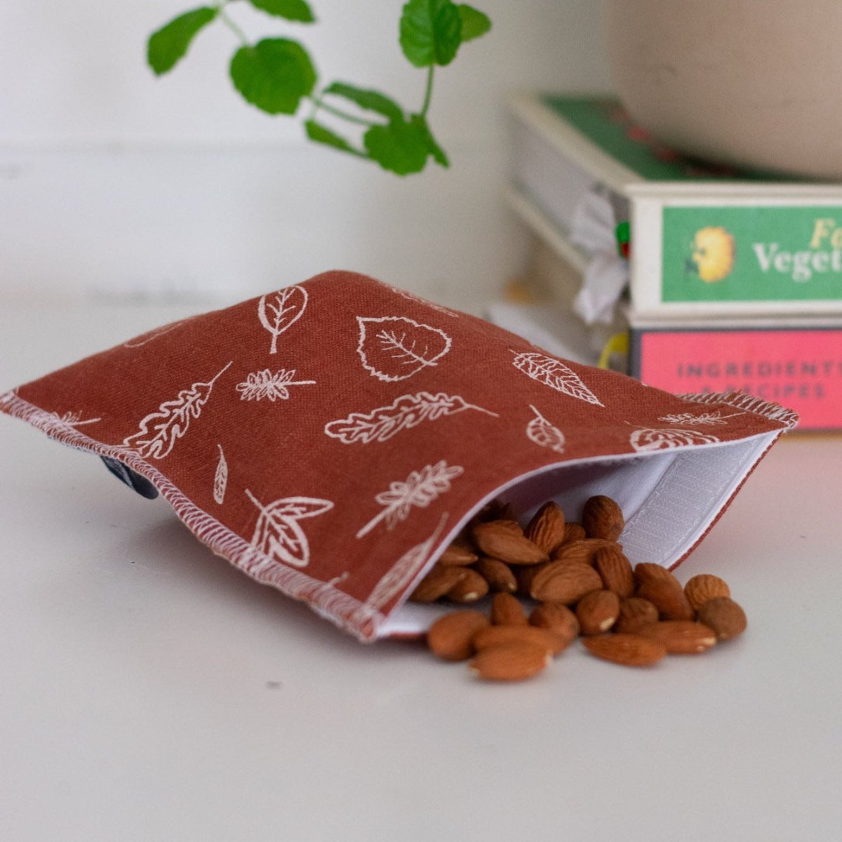 Leaf Linen Reusable Snack Bag - Helen Round - Christmas - Eco Collection